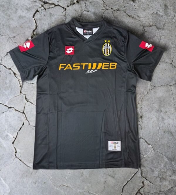 JUVENTUS AWAY JERSEY
VINTAGE EDITION
2001-2002 [ID: W 3]