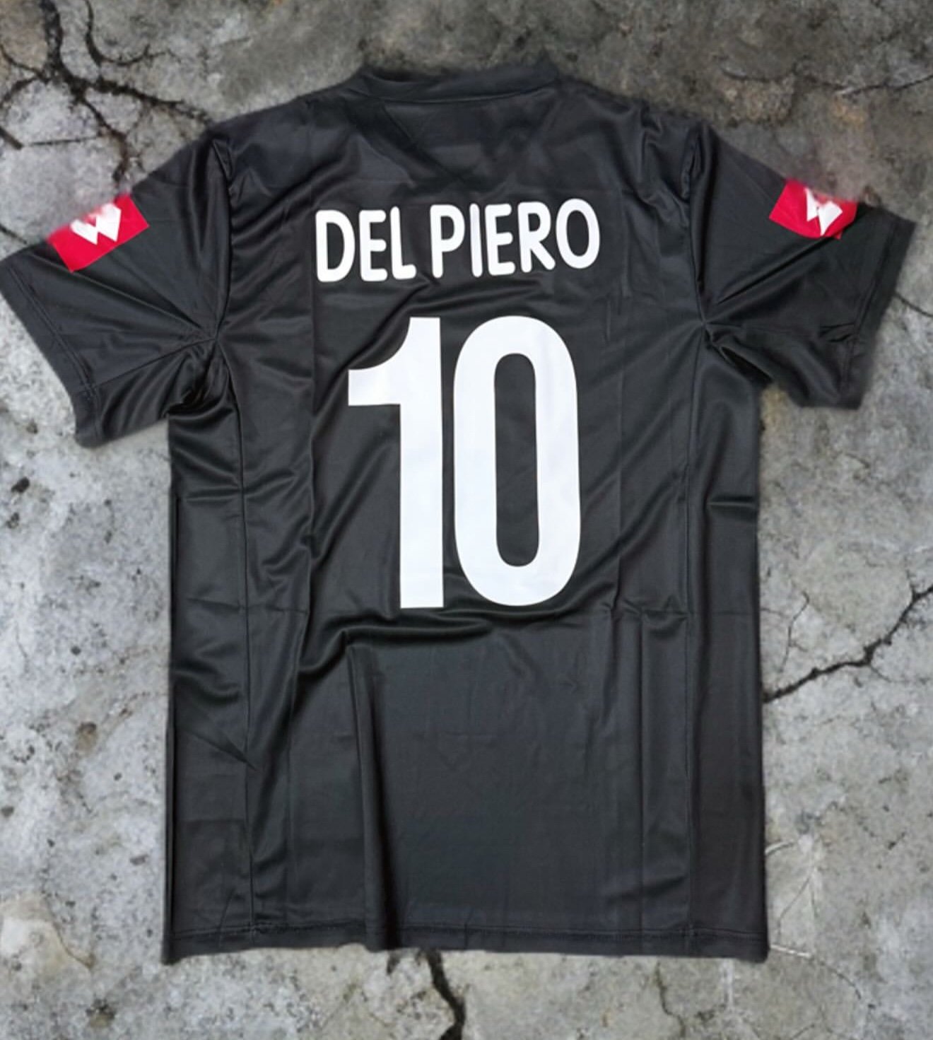 JUVENTUS AWAY JERSEY
VINTAGE EDITION
2001-2002 [ID: W 3]